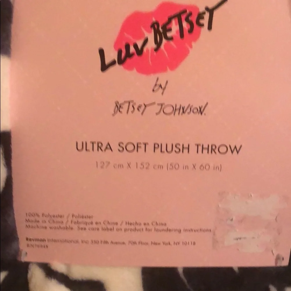 Betsey Johnson Ultra Soft Plush Throw Leaves Print 50in X 60in
